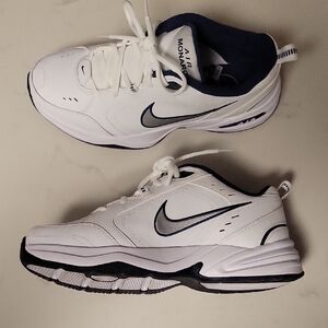 Nike Men's White and Navy Low-Top Sneakers